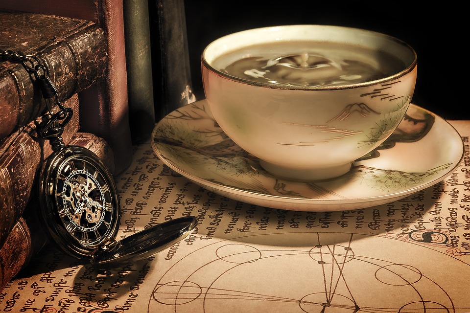Xícara de chá e relógio de pulso antigo sobre a mesa. Lembrando Reflexões-Minuto